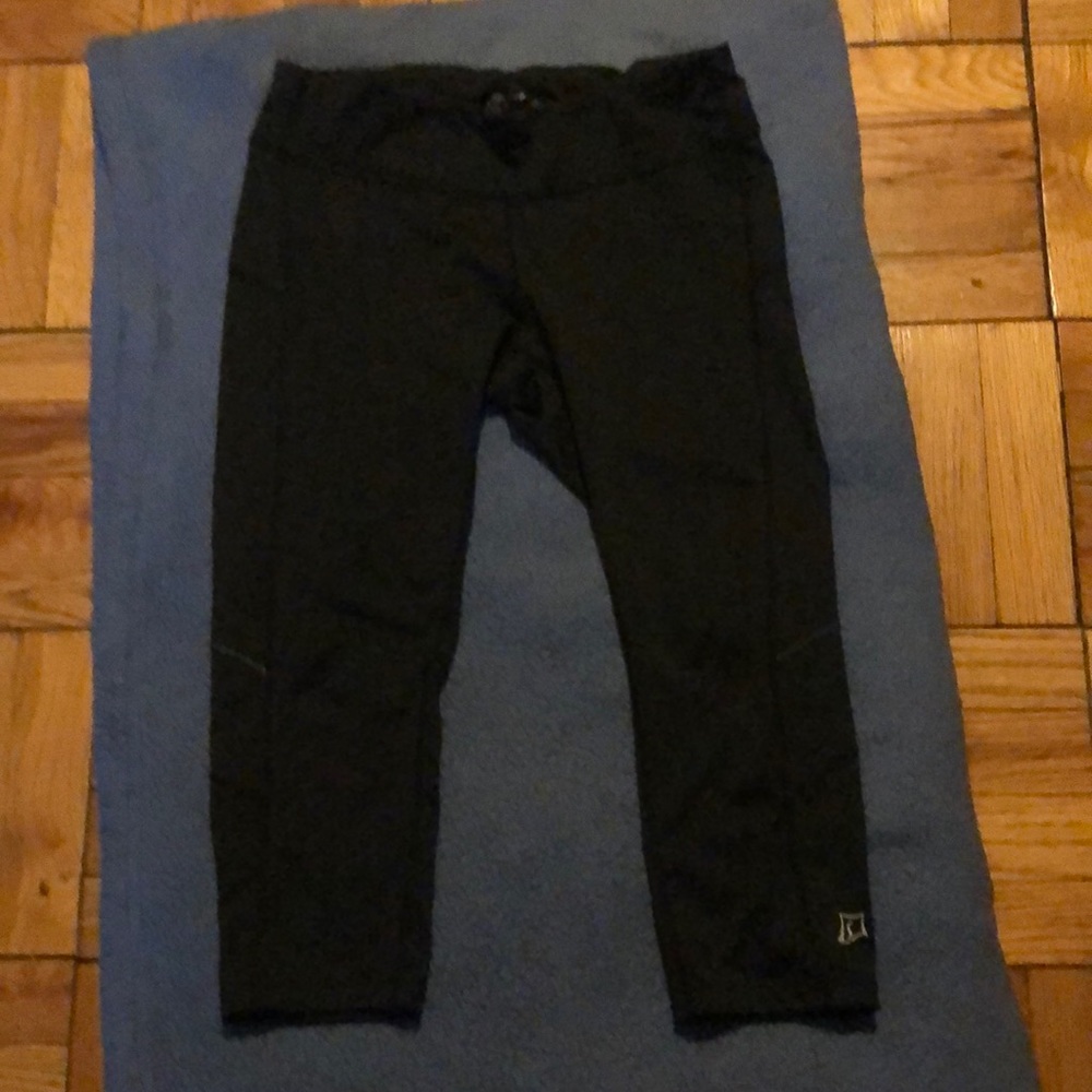 2 Skirtsports Black capris no side pockets, silver grey capris w side pockets.